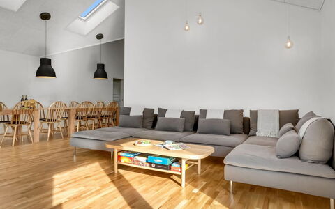 Rajna - 250M from the Sea: Møbel, Indretning, Gulvbelægning, Etage, Trægulve, Væg, Couch, Træ, Loft, Stue