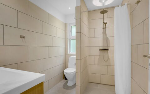 Rajna - 250M from the Sea: Gulvbelægning, Badeværelse, Væg, Etage, Toilet, Indretning, Toiletbræt, Sanitærarmatur, Flise, Vvs