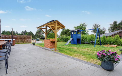 Rajna - 250M from the Sea: Have, Skygge, Landscaping, Parkere, Udendørs Møbler, Lawn, Gård, Eco Hotel, Walkway, Hegn