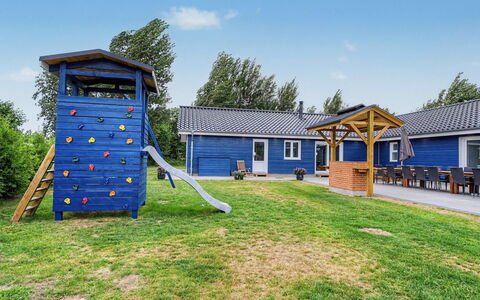 Rajna - 250M from the Sea: Blå, Skygge, Sommerhus, Gård, Lawn, Have, Landscaping, Backyard, Sidespor, Estate
