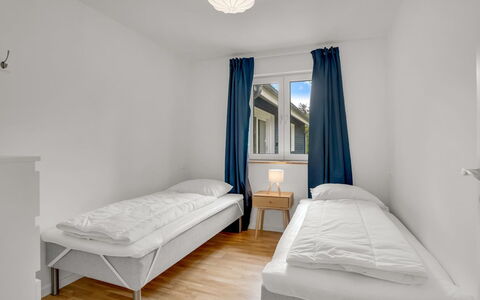 Rajna - 250M from the Sea: Indretning, Loft, Etage, Gulvbelægning, Værelse, Møbel, Lejlighed, Soveværelse, Vinduet Dækker, Seng