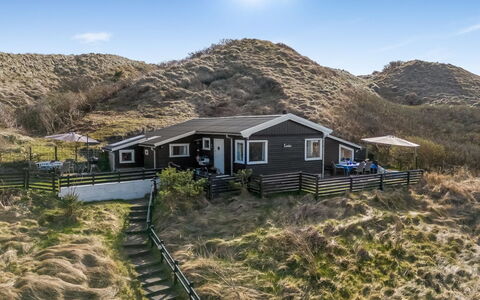 Sella - 600M from the Sea: Sommerhus, Terræn, Landdistrikt, Hældning, Veranda, Bjælkehytte, Hytte, Sidespor, Chaparral