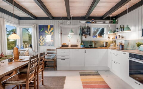 Sella - 600M from the Sea: Køkken, Countertop, Møbel, Gulvbelægning, Indretning, Træ, Køkken Apparat, Større Bandage, Loft, Cabinetry