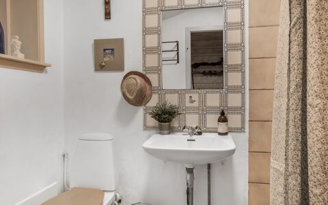 Sella - 600M from the Sea: Væg, Badeværelse, Toiletbræt, Indretning, Gulvbelægning, Sanitærarmatur, Etage, Badeværelsesvask, Toilet, Værelse