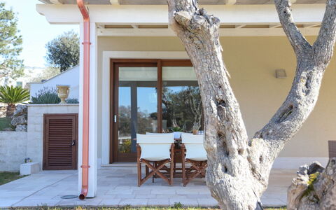 Villa Don Sante In Locorotondo Puglia: Plante, Bygning, Bord, Ejendom, Vindue, Træ, Træ, Indretning, Skygge, Dør
