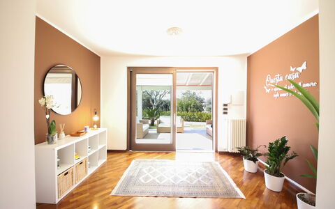 Villa Don Sante In Locorotondo Puglia: Plante, Bygning, Spejl, Træ, Stueplante, Gulvbelægning, Arkitektur, Indretning, Etage