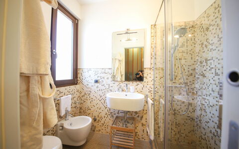 Villa Don Sante In Locorotondo Puglia: Spejl, Tap, Sanitærarmatur, Ejendom, Håndvask, Bygning, Purple, Badeværelse, Badeværelsesvask, Indretning