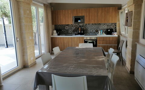 Villa Adriatica Near Ostuni Puglia: Bord, Ejendom, Møbel, Stol, Cabinetry, Træ, Indretning, Gulvbelægning, Etage, Gardin