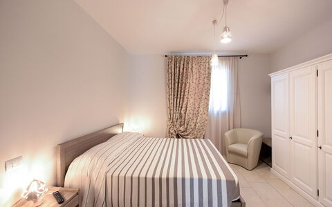Villa Adriatica Near Ostuni Puglia: Møbel, Bygning, Komfort, Træ, Indretning, Belysning, Seng, Skygge, Hus
