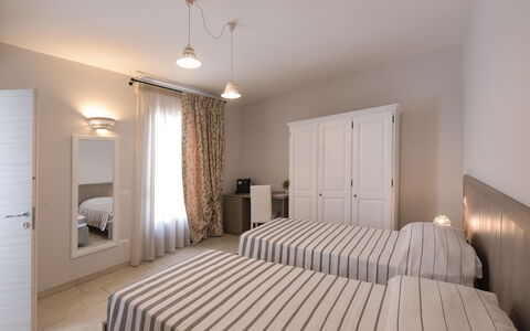 Villa Adriatica Near Ostuni Puglia: Bygning, Møbel, Komfort, Træ, Belysning, Textile, Skygge, Hus, Bed Frame