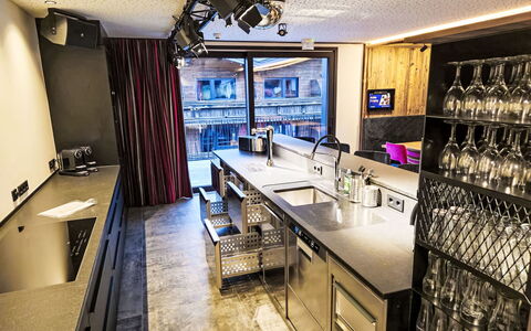 Das Rocking Home: Indretning, Belysning, Loft, Gulvbelægning, Møbel, Countertop, Køkken, Lysarmatur, Cabinetry, Stol