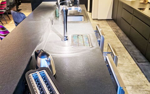 Das Rocking Home: Indretning, Belysning, Gulvbelægning, Countertop, Køkken, Køkken Apparat, Skrivebord, Husholdningsapparat, Stål, Aluminium