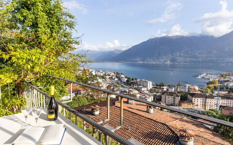Locarno 361: Sky, Himmel, Vand, Ejendom, Azure, Bjerg, Bygning, Plante, Træ, Træ