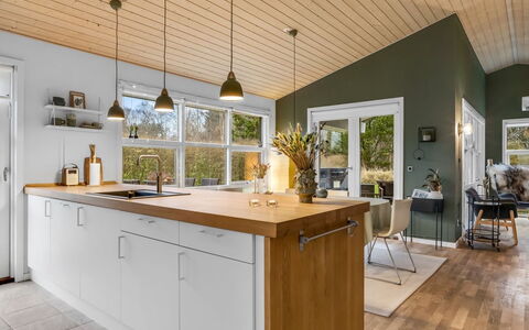 Frederikka - 1.9Km from the Sea: Køkken, Countertop, Indretning, Møbel, Gulvbelægning, Cabinetry, Træ, Loft, Lysarmatur, Etage