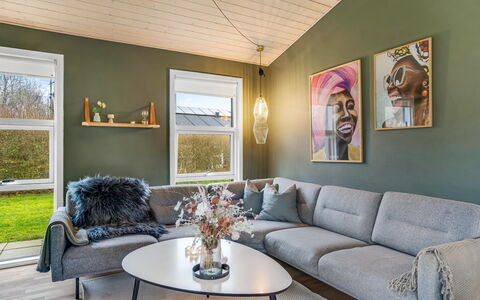 Frederikka - 1.9Km from the Sea: Gulvbelægning, Møbel, Indretning, Couch, Etage, Stue, Loft, Trægulve