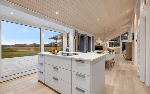 Corina - 850M to the Fjord: Gulvbelægning, Indretning, Træ, Loft, Etage, Countertop, Køkken, Lysarmatur, Møbel, Cabinetry