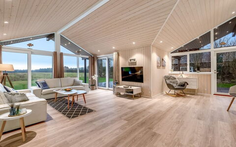Corina - 850M to the Fjord: Træ, Loft, Indretning, Gulvbelægning, Etage, Hjem, Stue, Trægulve, Couch, Hårdttræ