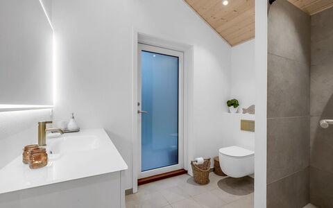 Corina - 850M to the Fjord: Gulvbelægning, Etage, Træ, Sanitærarmatur, Indretning, Loft, Badeværelse, Håndvask, Tap, Hjem