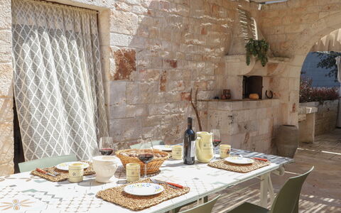 Country Trullo Rosso With Jacuzzi Alberobello: Bord, Ejendom, Bordservice, Mad, Træ, Indretning, Flaske, Dug, Etage, Gardin