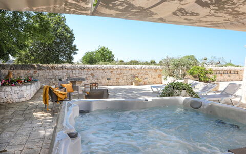 Country Trullo Rosso With Jacuzzi Alberobello: Vand, Ejendom, Himmel, Plante, Svømmepøl, Badekar, Træ, Kompositmateriale, Skygge, Fritid