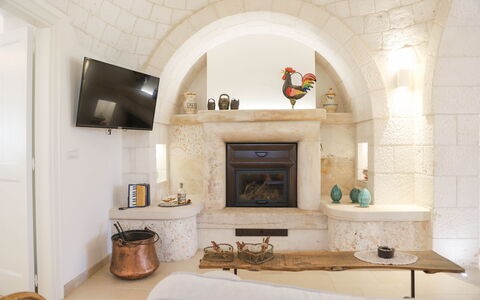 Country Trullo Rosso With Jacuzzi Alberobello: Ejendom, Bygning, Indretning, Træ, Bord, Stue, Etage, Gulvbelægning, Hearth, Couch