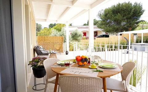 Apartments In Villa Selva, Locorotondo, Puglia: Bord, Møbel, Plante, Ejendom, Stol, Bygning, Bordservice, Blomsterkrukke, Udendørs Bord, Textile