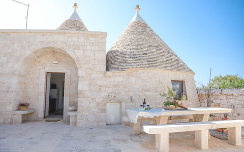 Country Trullo Verde, Wifi, Alberobello: Himmel, Plante, Bord, Udendørs Møbler, Dør, Landskab, Landdistrikt, Sommerhus, Facade, Udendørs Bench