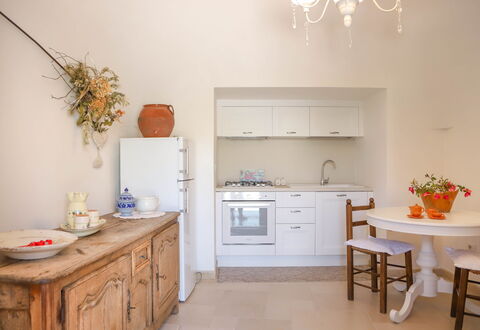 Country Trullo Verde, Wifi, Alberobello: Cabinetry, Møbel, Ejendom, Countertop, Skuffe, Orange, Indretning, Træ, Håndvask, Bygning