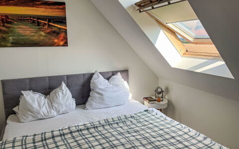 Ostseeblick: Møbel, Bygning, Ejendom, Komfort, Lys, Træ, Indretning, Bed Frame, Belysning, Pude