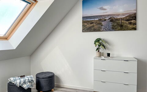 Ostseeblick: Ejendom, Bygning, Plante, Hvid, Cabinetry, Blå, Træ, Azure, Indretning, Vindue