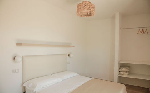 Villa Mariarosaria - Dimora Esclusiva con Piscina: Soveværelse, Seng, Indretning, Sengetøj, Sengetøj, Loft, Etage, Bed Frame, Møbel, Værelse