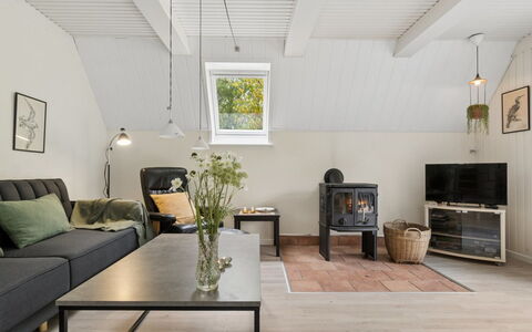 Maikel - 1Km from the Sea: Møbel, Gulvbelægning, Indretning, Væg, Couch, Etage, Træ, Loft, Stue, Trægulve