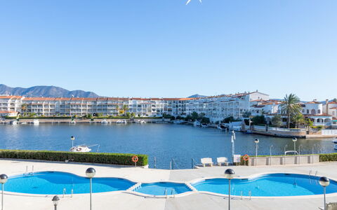 Empuriabrava 918: Vand, Himmel, Plante, Vandressourcer, Blå, Bygning, Svømmepøl, Ejerlejlighed, Urban Design, Coastal Og Oceaniske Landskabsformer