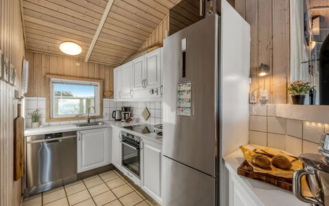 Adrienne - 490M from the Sea: Køkken, Træ, Gulvbelægning, Loft, Større Bandage, Etage, Indretning, Countertop, Køkken Apparat, Værelse