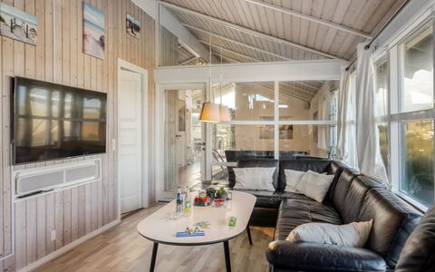 Adrienne - 490M from the Sea: Træ, Indretning, Hjem, Loft, Etage, Couch, Dør, Stue, Trægulve, Værelse