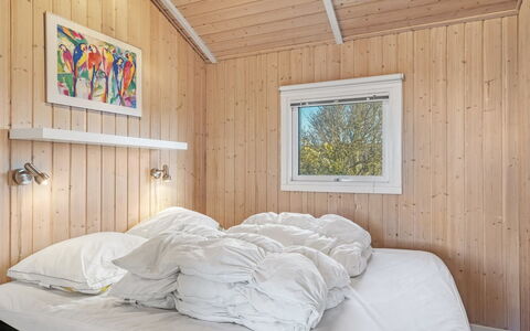 Adrienne - 490M from the Sea: Træ, Soveværelse, Loft, Seng, Indretning, Sengetøj, Hjem, Sengetøj, Bed Frame, Værelse