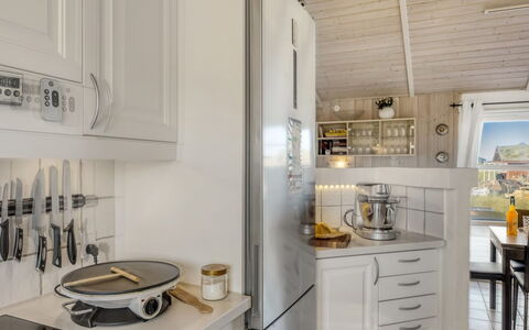 Adrienne - 490M from the Sea: Køkken, Køkken Apparat, Countertop, Indretning, Større Bandage, Cabinetry, Gulvbelægning, Husholdningsapparat, Træ, Loft