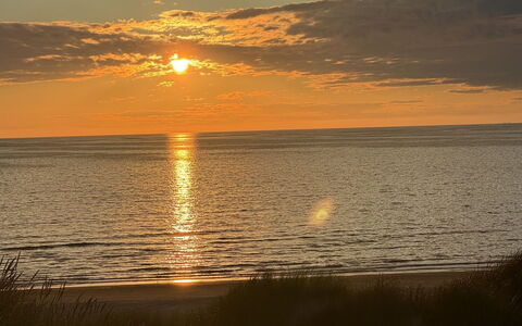 Adrienne - 490M from the Sea: Sol, Vandressourcer, Vand, Horisont, Krop Af Vand, Solnedgang, Afterglow, Orange, Gul, Strand