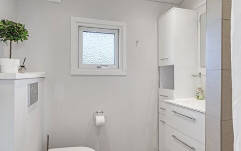 Adrienne - 490M from the Sea: Sanitærarmatur, Badeværelse, Gulvbelægning, Væg, Indretning, Etage, Håndvask, Badeværelsesvask, Badeværelsesskab, Toilet