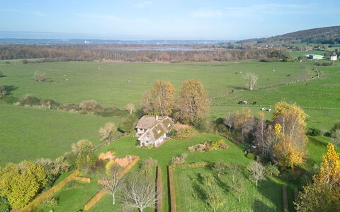 2 Chaumières Normande: Sky, Himmel, Vand, Ejendom, Bygning, Plante, Blå, Svømmepøl, Azure, Naturlige Landskab