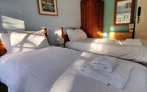 The Old Inn: Møbel, Ejendom, Bygning, Komfort, Bed Frame, Træ, Billedramme, Textile, Pude, Seng