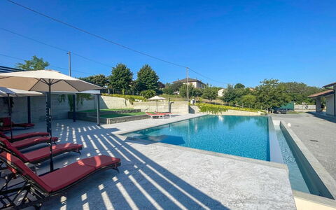Tenuta Bricco San Giorgio: Svømmepøl, Kompositmateriale, Udvej, Water Feature, Landscaping, Have, Skygge, Flise, Eco Hotel, Reflekterende Pool