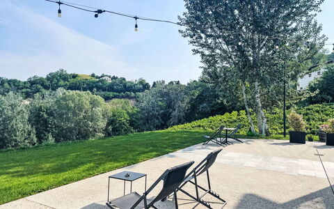 Tenuta Bricco San Giorgio: Plante, Himmel, Sky, Blad, Natur, Træ, Naturlige Landskab, Skygge, Udendørs Møbler, Græs