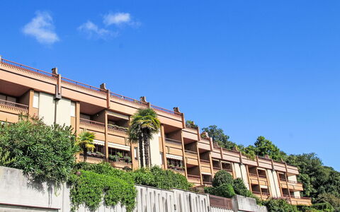 By the Lake: Himmel, Bygning, Plante, Vindue, Urban Design, Sky, Træ, Træ, Facade
