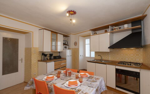 Ines: Bord, Møbel, Træ, Stol, Cabinetry, Indretning, Bygning, Køkken & Spisebord, Etage, Gulvbelægning