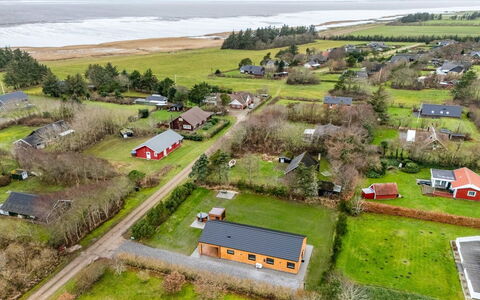 Grimar - 400M to the Fjord: Blå, Svømmepøl, Møbel, Udendørs Møbler, Udvej, Stol, Skygge, Eco Hotel, Blomsterkrukke