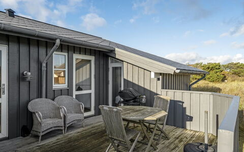 Melina - 300M from the Sea: Møbel, Indretning, Gulvbelægning, Etage, Loft, Værelse, Stol, Bord, Lejlighed, Køkken & Spisebord