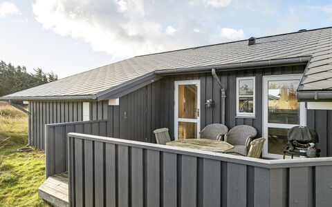 Melina - 300M from the Sea: Møbel, Indretning, Gulvbelægning, Etage, Loft, Værelse, Stol, Bord, Lejlighed, Køkken & Spisebord