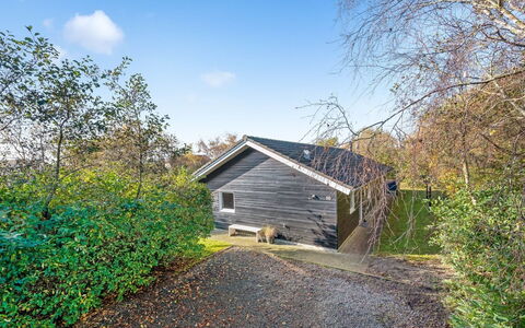 Efka - 600M to the Fjord: Møbel, Indretning, Gulvbelægning, Etage, Loft, Værelse, Stol, Bord, Lejlighed, Køkken & Spisebord