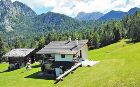 Baita Mountain View Pale San Martino: Sky, Himmel, Ejendom, Bjerg, Grøn, Bygning, Naturlige Landskab, Træ, Land Lot, Plante